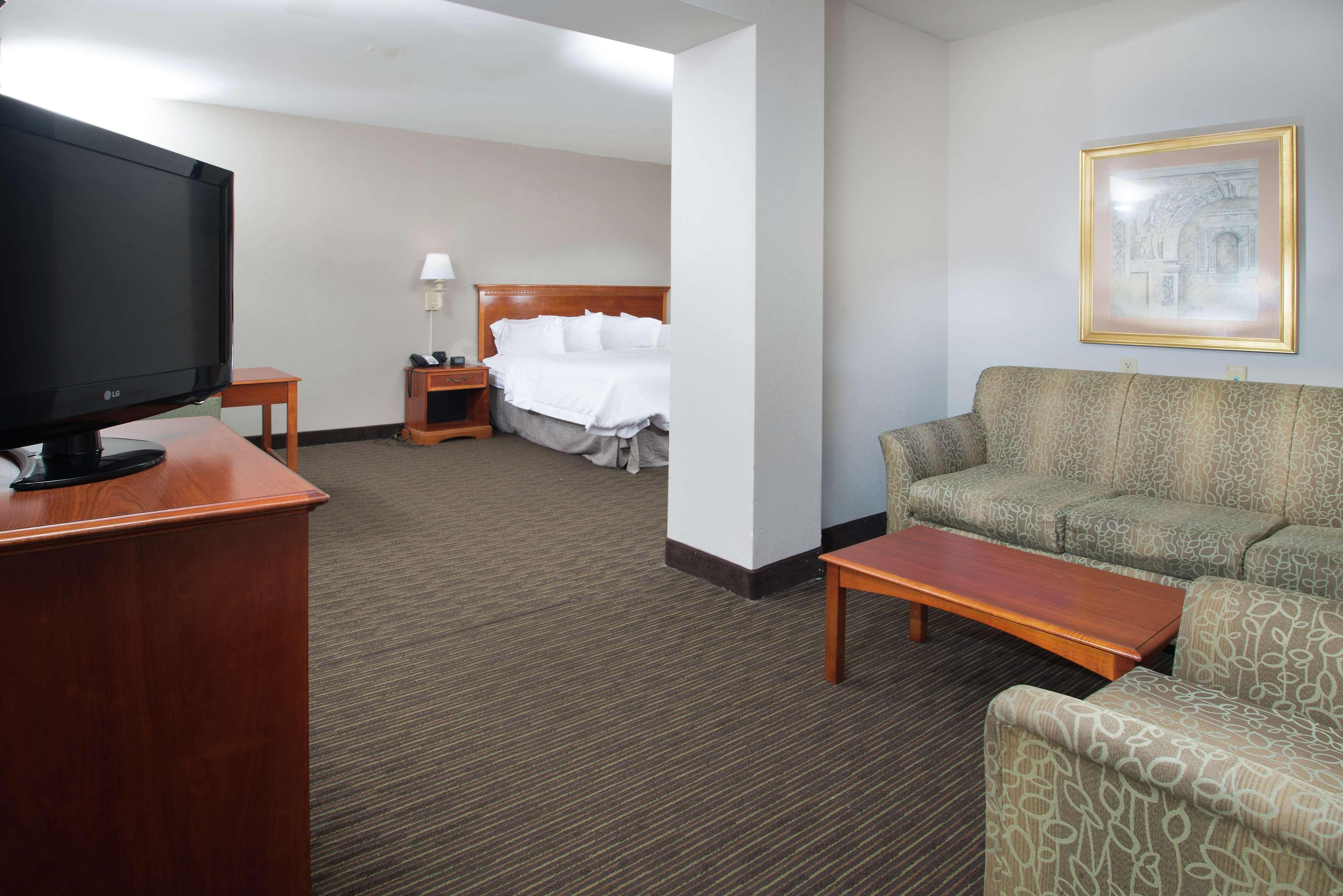 Hampton Inn Linden Bagian luar foto