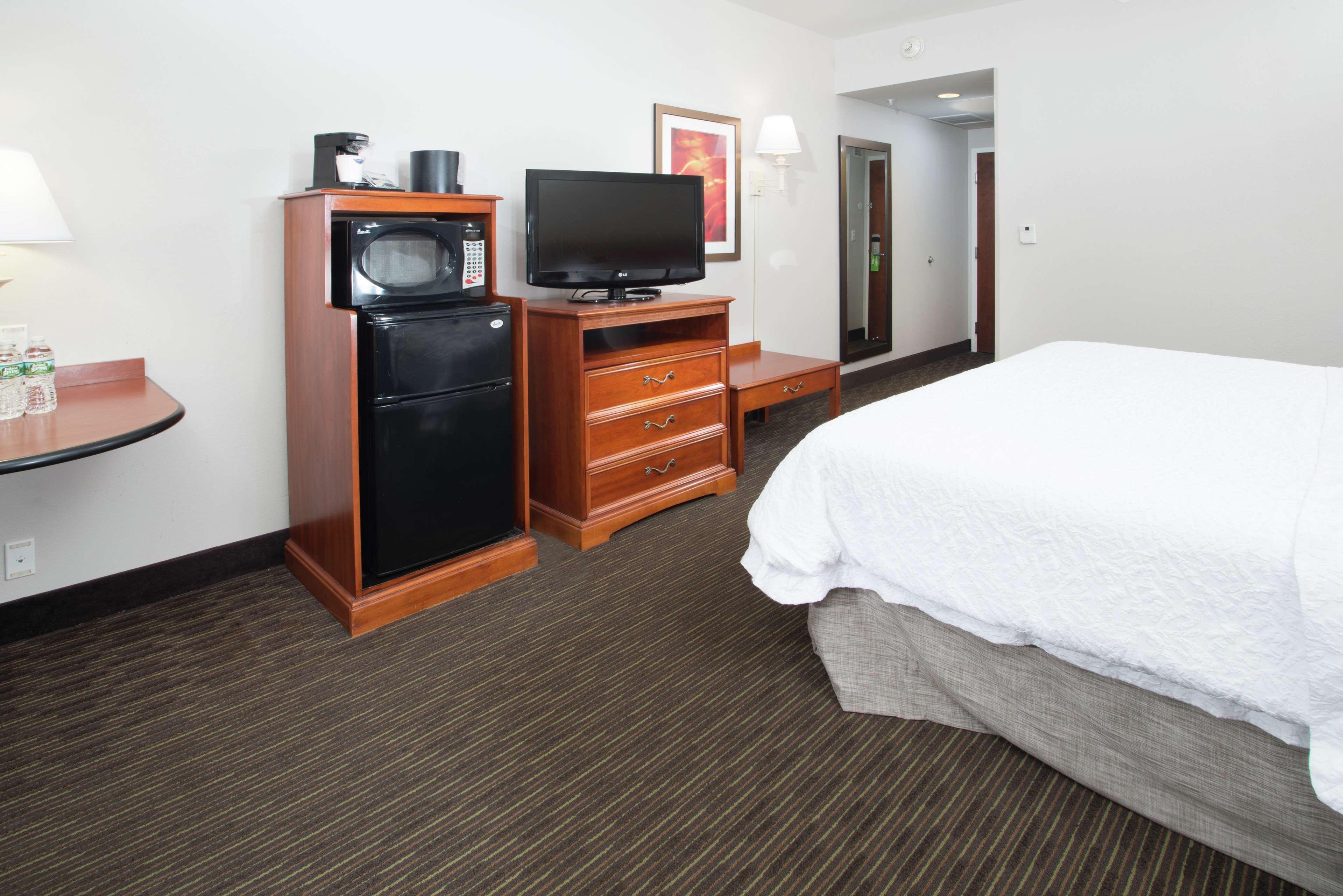 Hampton Inn Linden Bagian luar foto