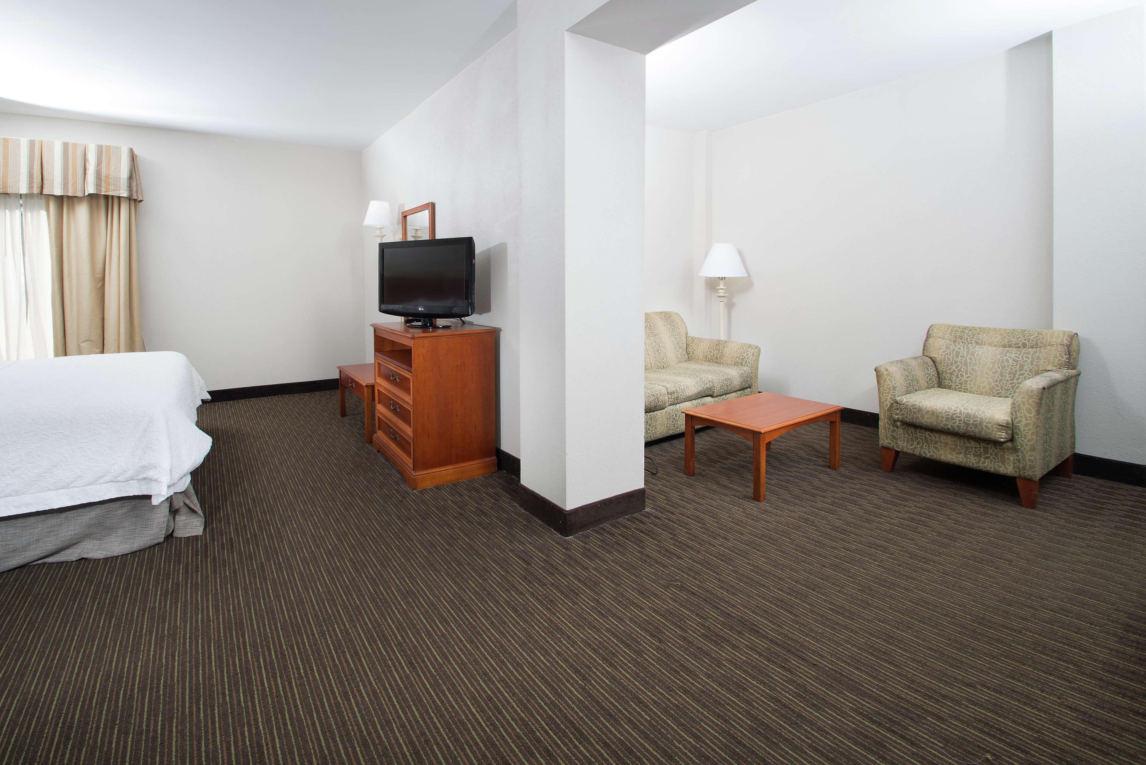 Hampton Inn Linden Bagian luar foto