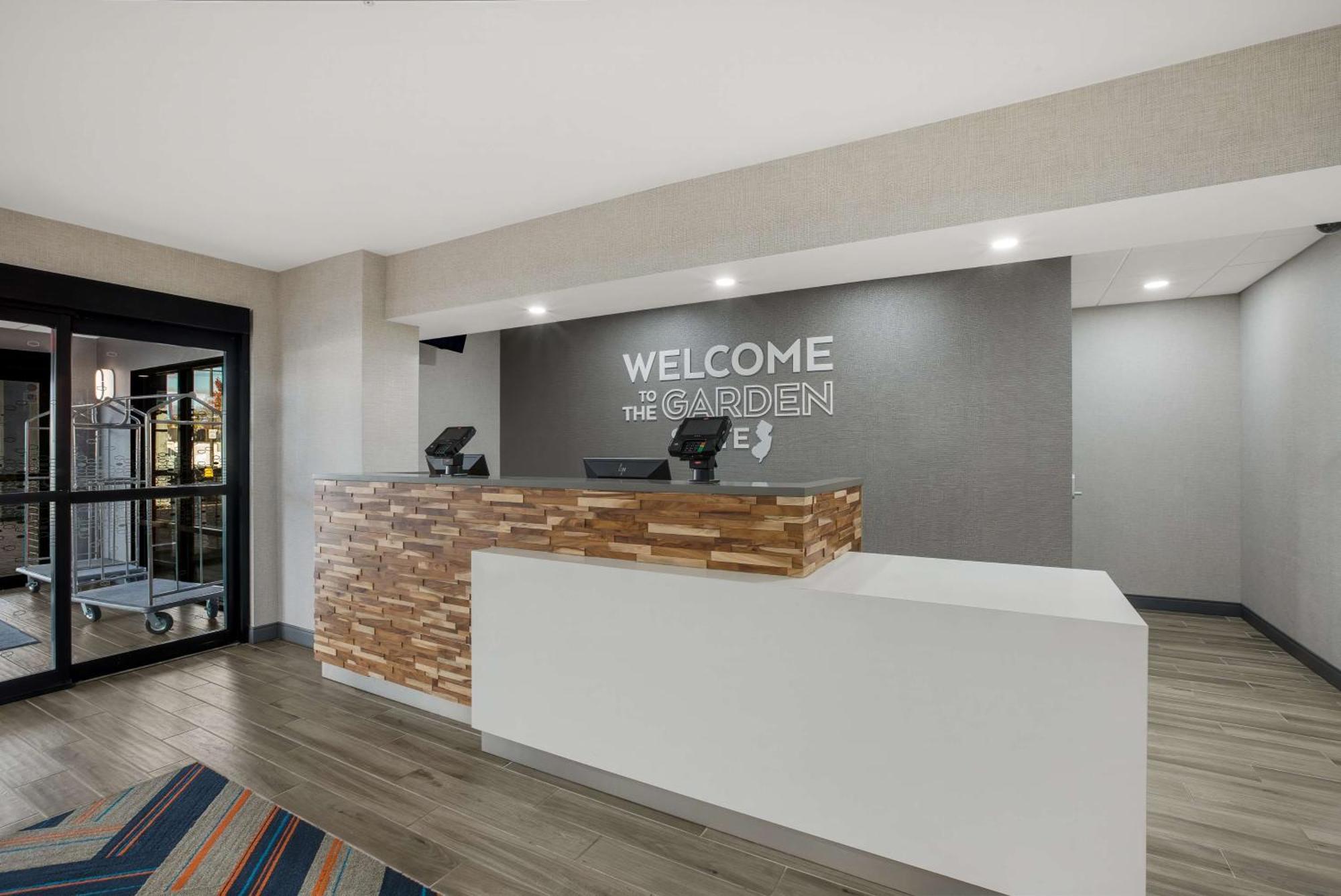 Hampton Inn Linden Bagian luar foto