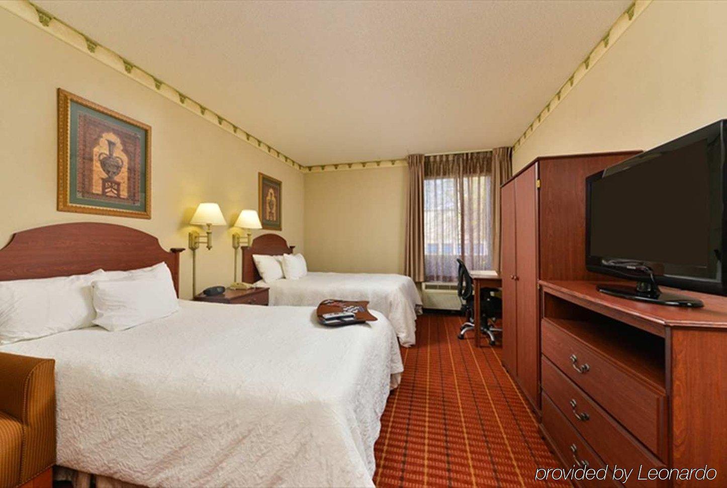 Hampton Inn Linden Bagian luar foto